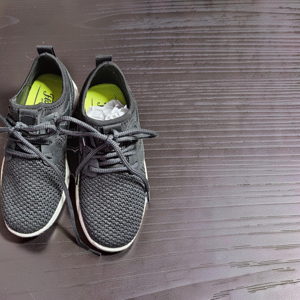 New in box size 10.5 Florsheim Kids Black and White greatlakes Sneakers